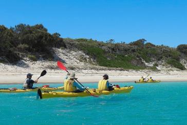 Paddling from beach to beach in Coles Bay, Tasmania | Explore Tasmania's Coles Bay by kayak
